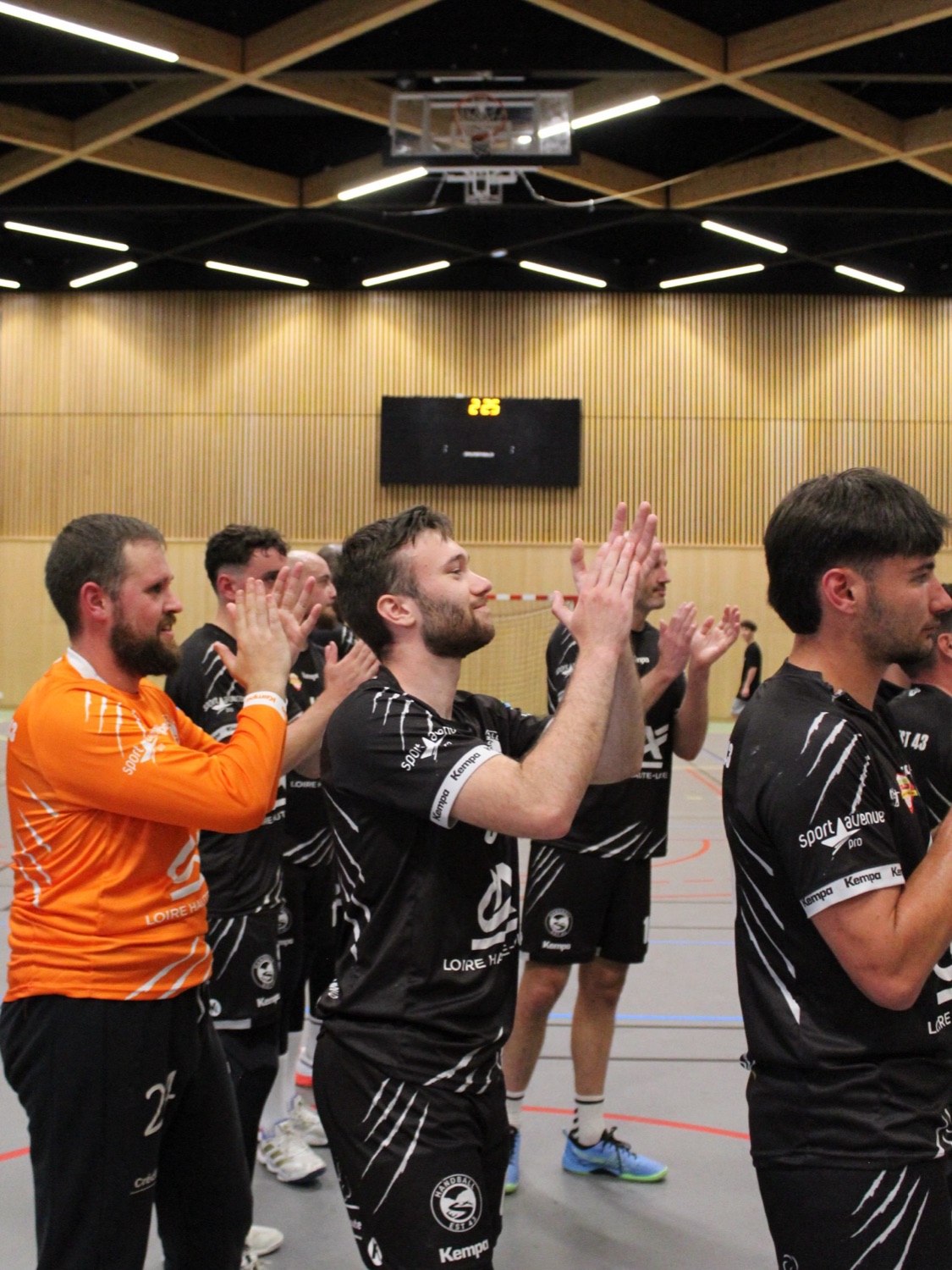 L'équipe applaudit le public après le match