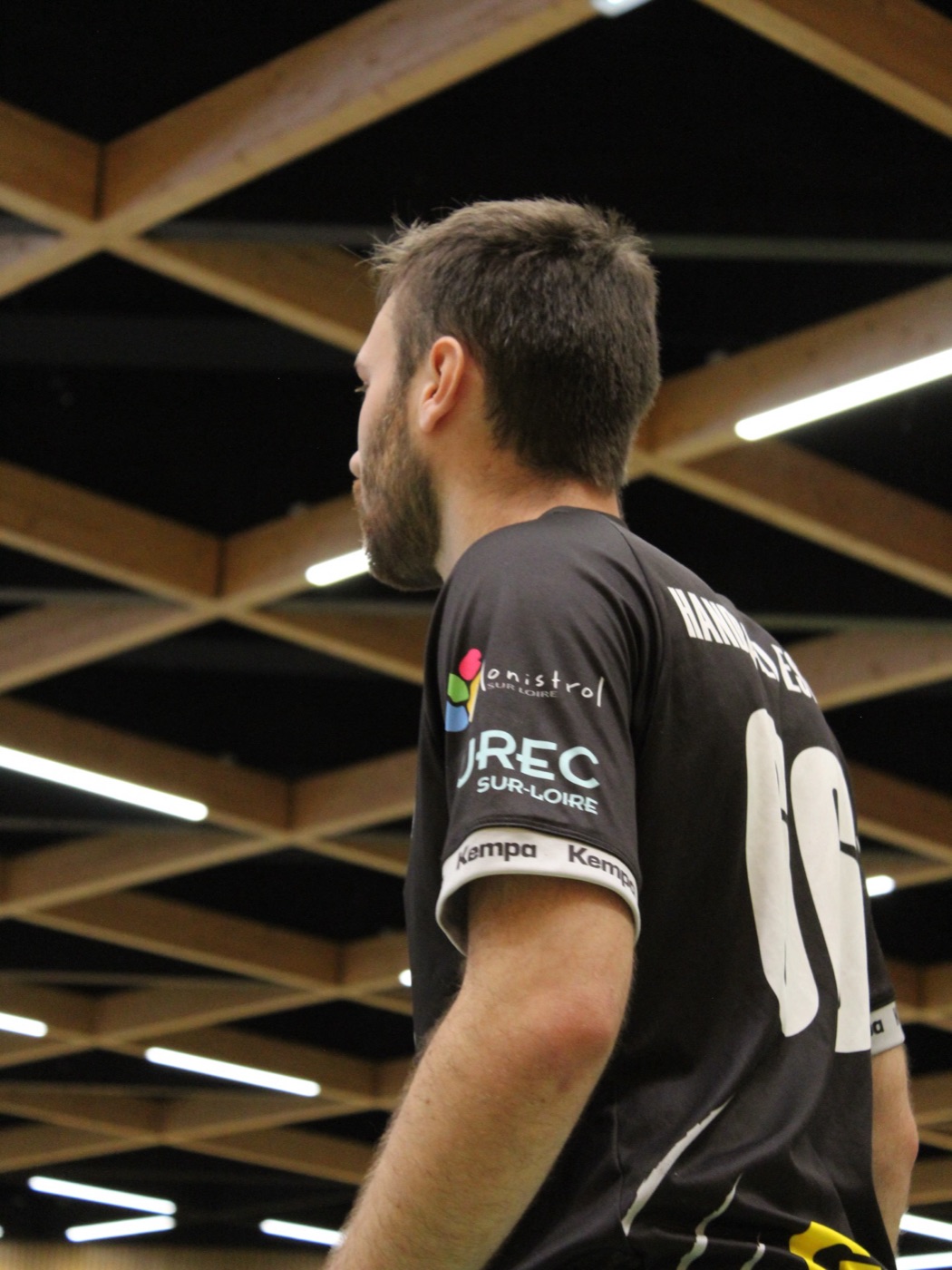 Joueurs célébrant un but ensemble